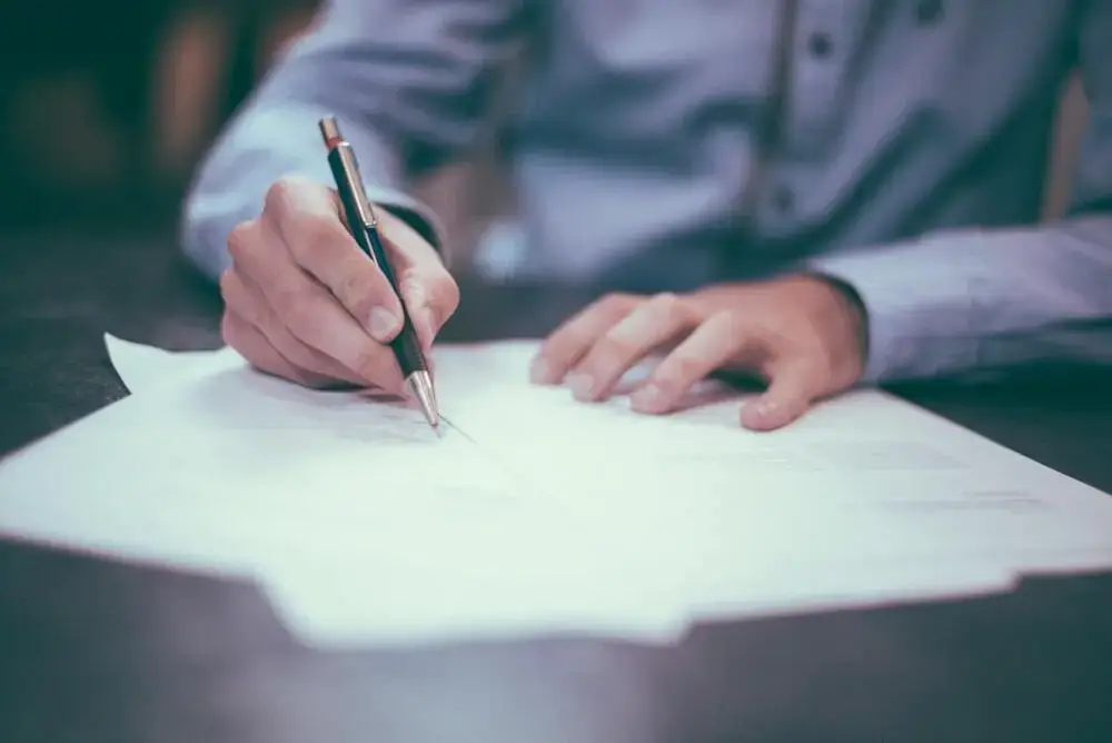 contador de escritório trabalhando em relatórios financeiros